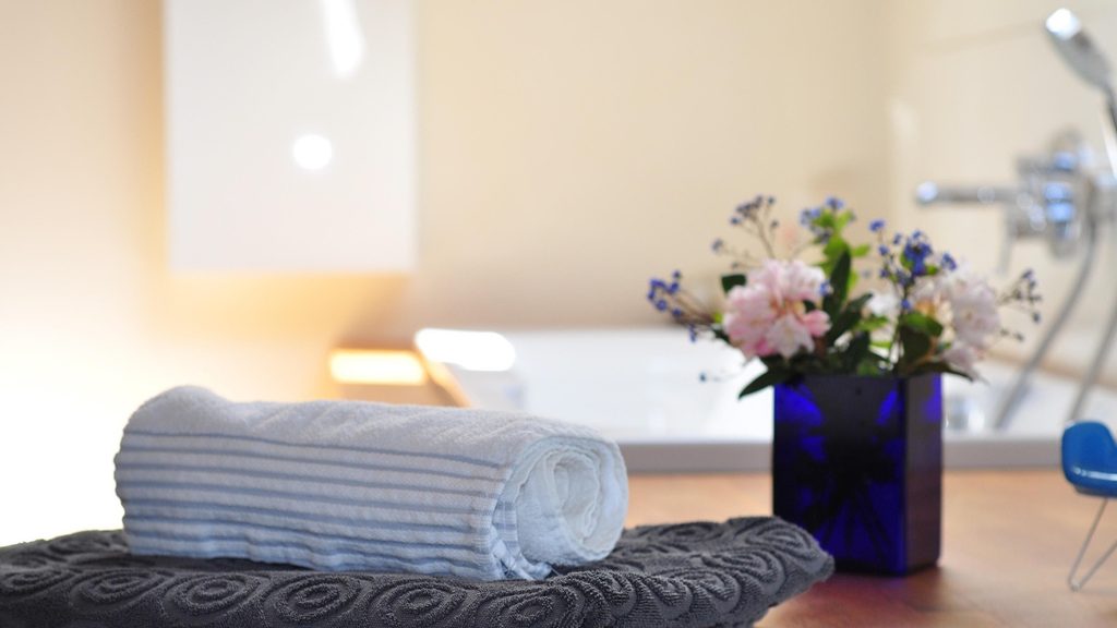 Badezimmer ohne Fenster:Praktische Lösungen für Licht, Lüftung und ein angenehmes Raumklima 3 asasch bathroom 2460377 1920