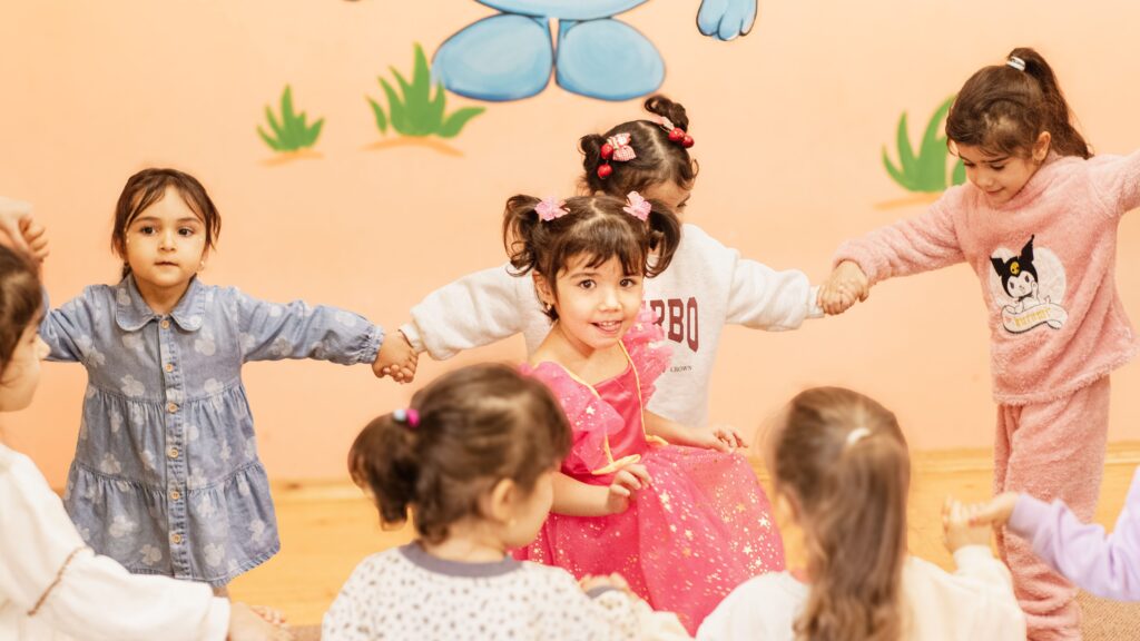 Kinderlachen leicht gemacht: Glückliche Momente schaffen 3 pexels ugur hamzayev 1669656455 35573005 edited